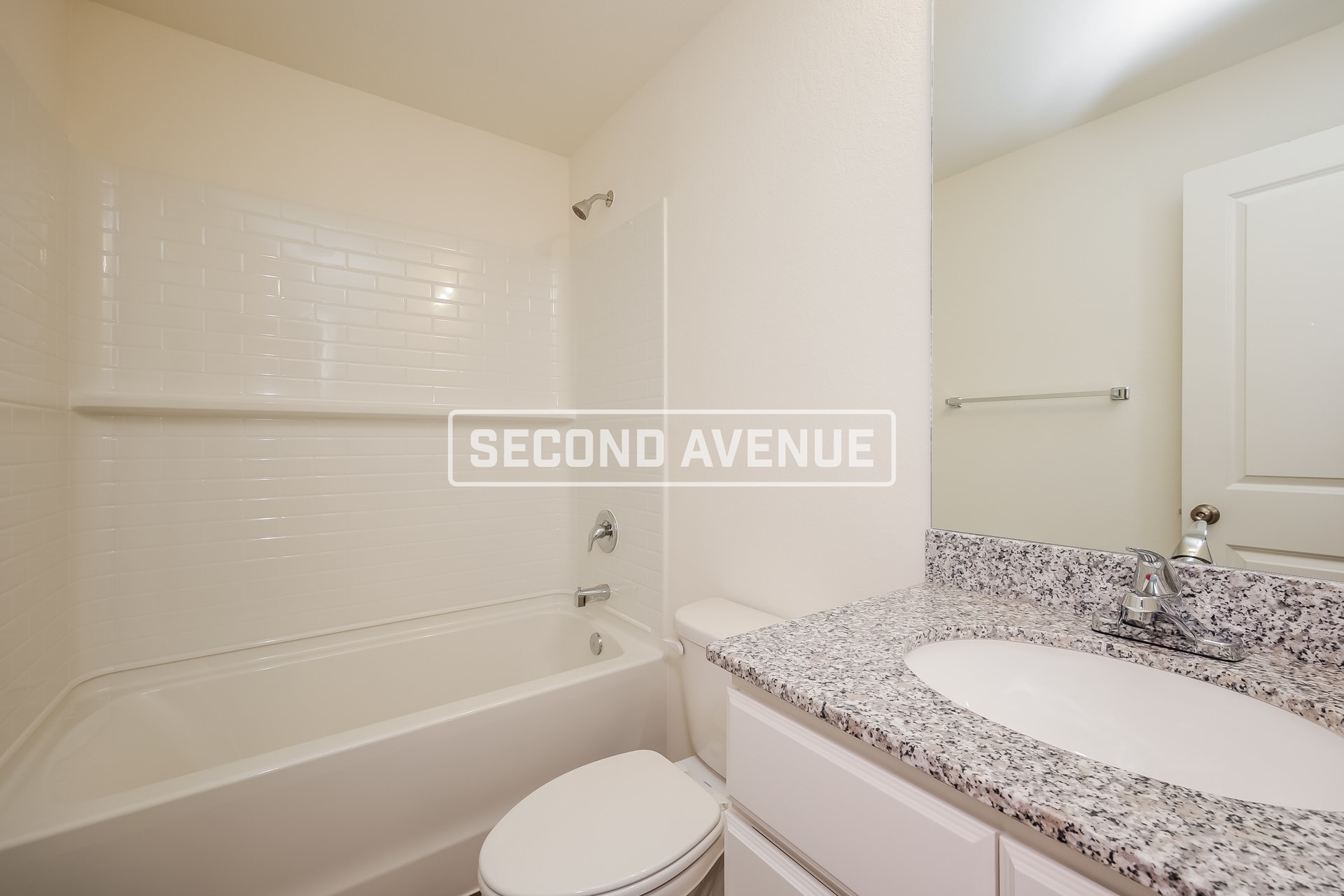 Building Photo - 954 Pilgrim St E