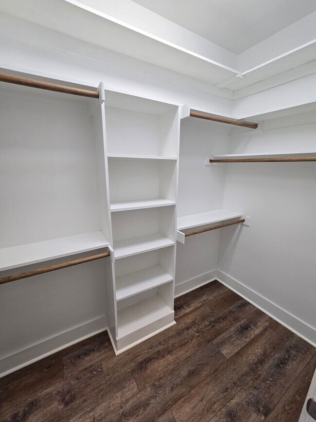 Building Photo - Energy Efficient Urban Townhome w/ Open Floorplan, Gourmet Kitchen, Rooftop Patio, & Exall Park N...