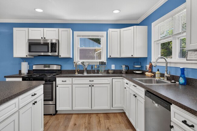 Building Photo - Updated Single-Family Home for Rent in Fairlawn