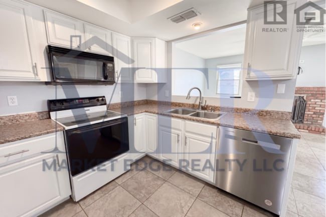 Building Photo - 3Bed/2Bath Home at Olive Ave/103rd Ave! Ready for Immediate Move-In! -- RV GATE! NO HOA!