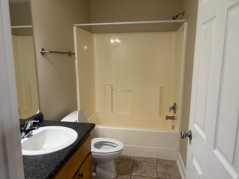 Building Photo - 112 Lakeview Commons Dr