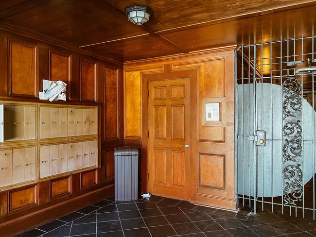 Building Photo - Great Corner Unit in University Area with Gated Parking