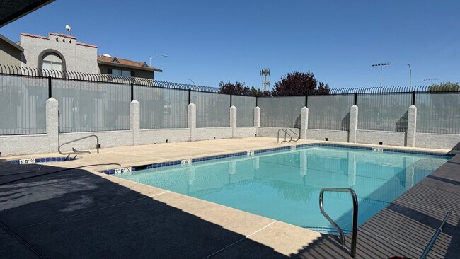 Building Photo - 2 BEDROOMS 1.5 BATHROOMS  TOWNHOUSE AVAILABLE FOR RENT !!!