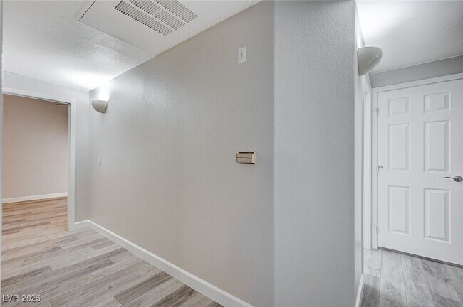 Building Photo - 75 N Valle Verde Dr