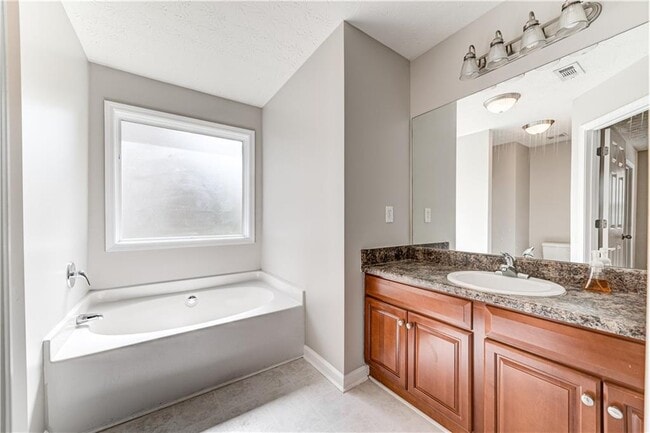 Building Photo - 4768 Sylvan St