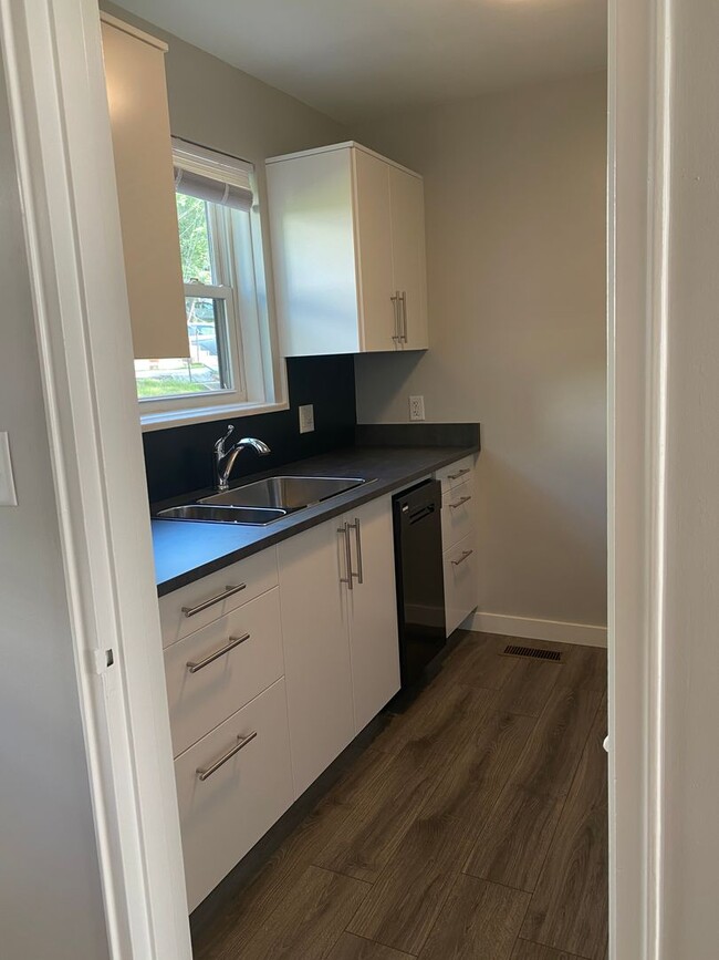 Building Photo - Super Convenient Biltmore Condo, 2 Bedroom...