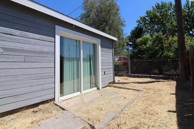Building Photo - East Kennewick Stand-Alone Studio Apartment