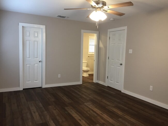 Building Photo - 501 E Oak Ridge Dr