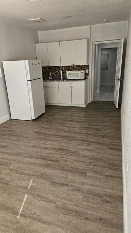 Building Photo - 951 W 53rd St