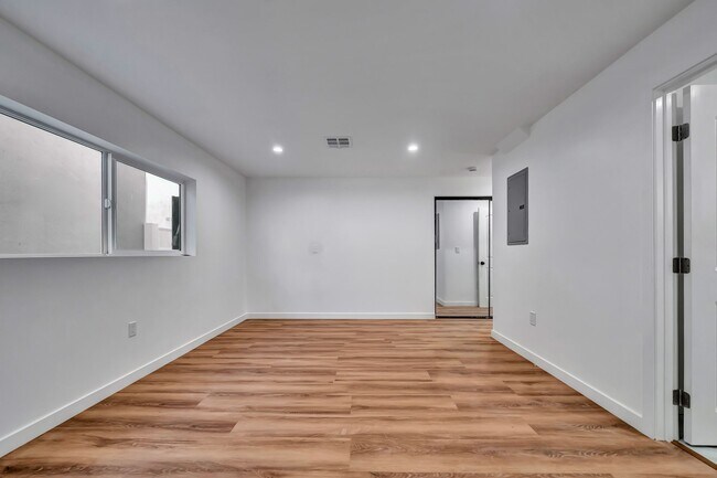 Building Photo - 11845 Hamlin St