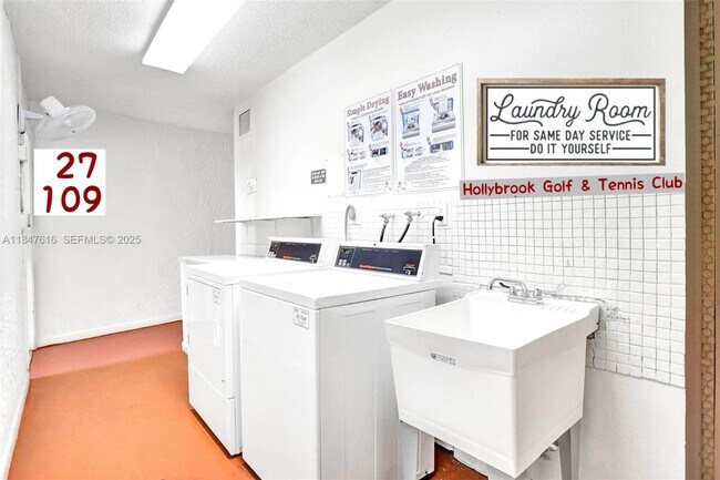 Building Photo - 681 S Hollybrook Dr