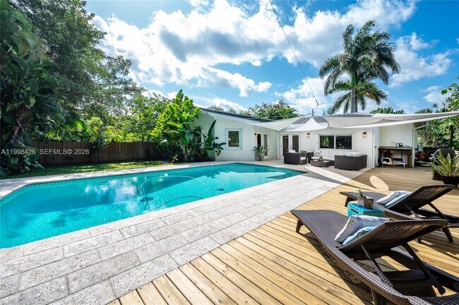 Building Photo - 1003 NE 118th St