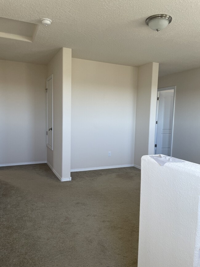 Building Photo - 2230 Vista de Colinas Dr SE
