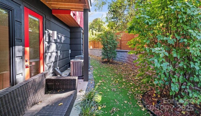 Building Photo - 2712 N Davidson St