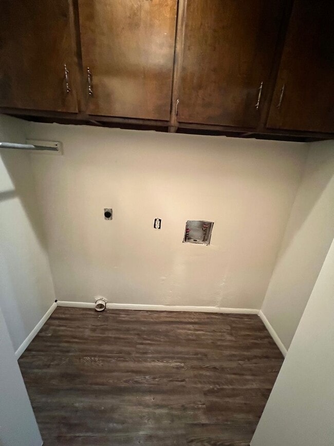 Building Photo - Nice 3 Bed 2 Bath 2 Car Garage Home, Total Electric