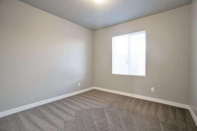 Building Photo - Beautiful 4 Bed - 3 Bath Townhome in Great Clearfield Location! Available on June 10th!