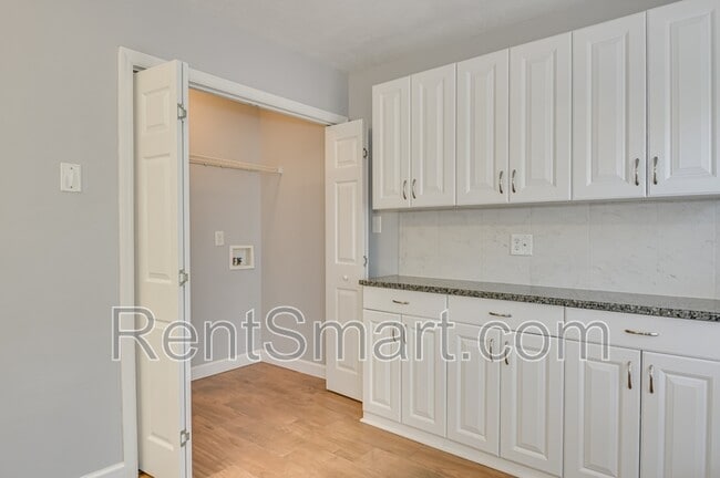 Building Photo - 330 Beech Ln