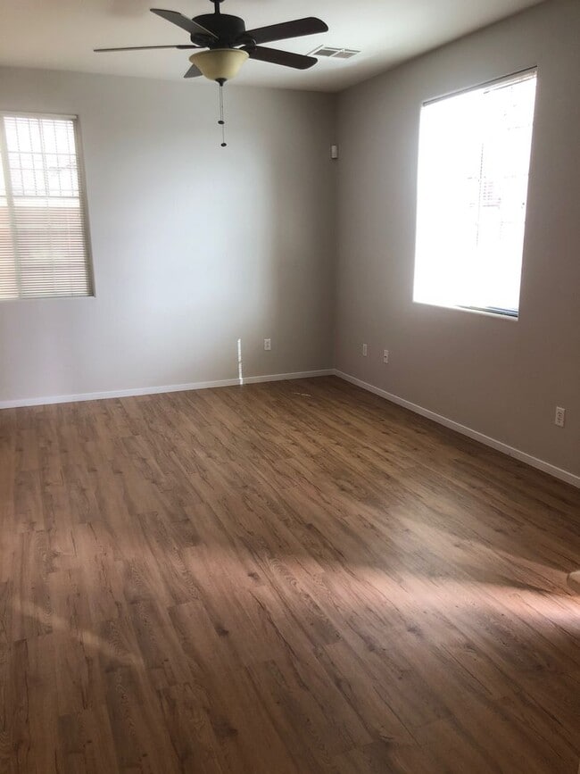 Building Photo - GREAT TOWNHOME LOCATED IN GATED COMMUNITY!!