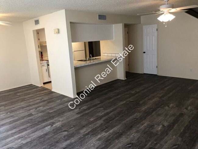 Building Photo - 2 Bedroom 1 and 1/2 Bathroom Apartment in quiet neighborhood!