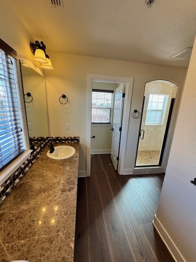 Building Photo - Upscale Modern 4 Bed | 2.5 Bath – Yard Mai...