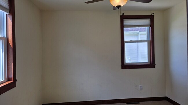 Building Photo - Large 2 bedroom Duplex- LOWER