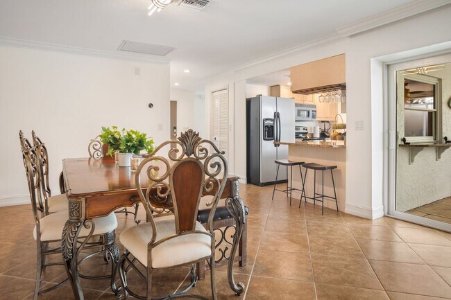 Building Photo - ** VICTORIA PARK ** 4 BED / 2 BATH - POOL ...