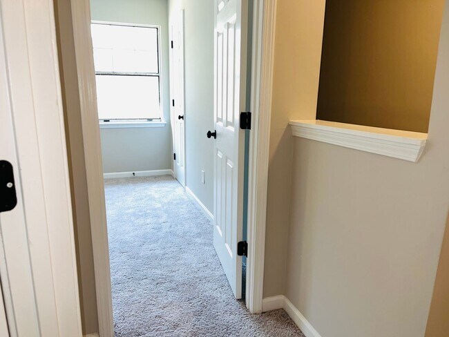 Building Photo - Location, location, location! Renovated townhome near Downtown Douglasville! Must See!