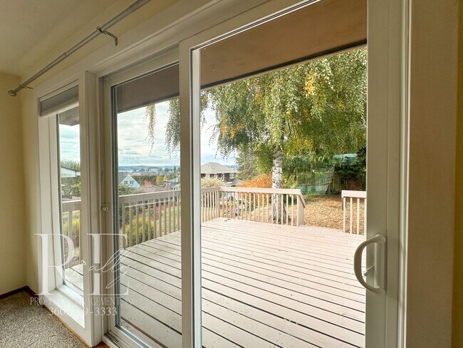 Building Photo - Enjoy Breathtaking Sunsets in the Heart of Manette