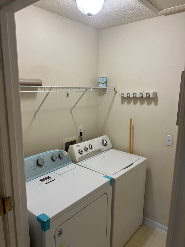 Building Photo - Nice condo, top floor, convenient to hospi...
