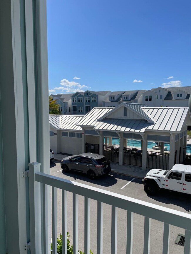 Building Photo - Annual Unfurnished 3 Bedroom, 3.5 Bathroom Townhome adjacent to Downtown Sarasota