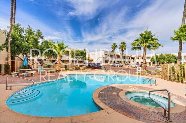 Building Photo - Spacious 1-bed, 1-bath downstairs apartmen...