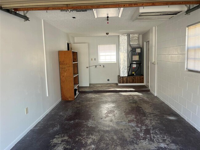 Building Photo - 2330 NE 41st St