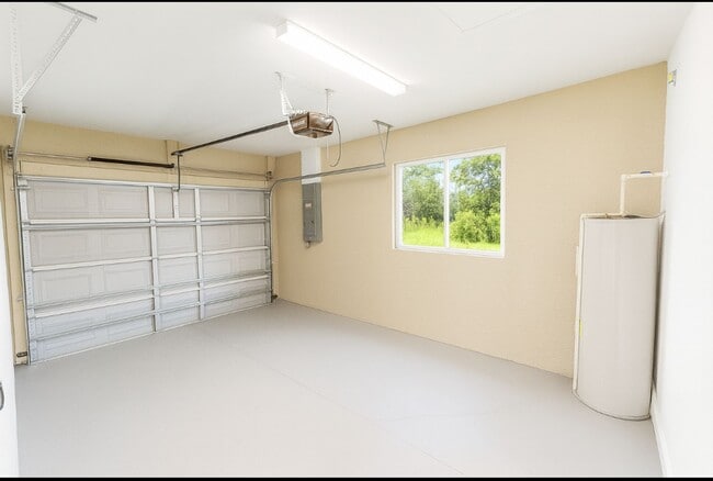 Building Photo - MUST SEE -2/2/1+OPEN DEN-DUPLEX IN GREENBR...