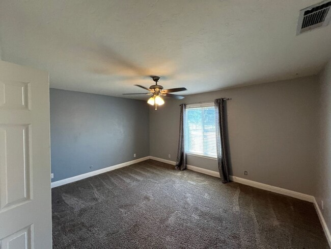 Building Photo - Stunning Country property in Oakdale!