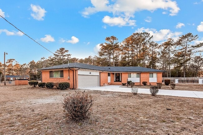 Building Photo - 3bd/2ba Ranch Style Nest In Fayetteville