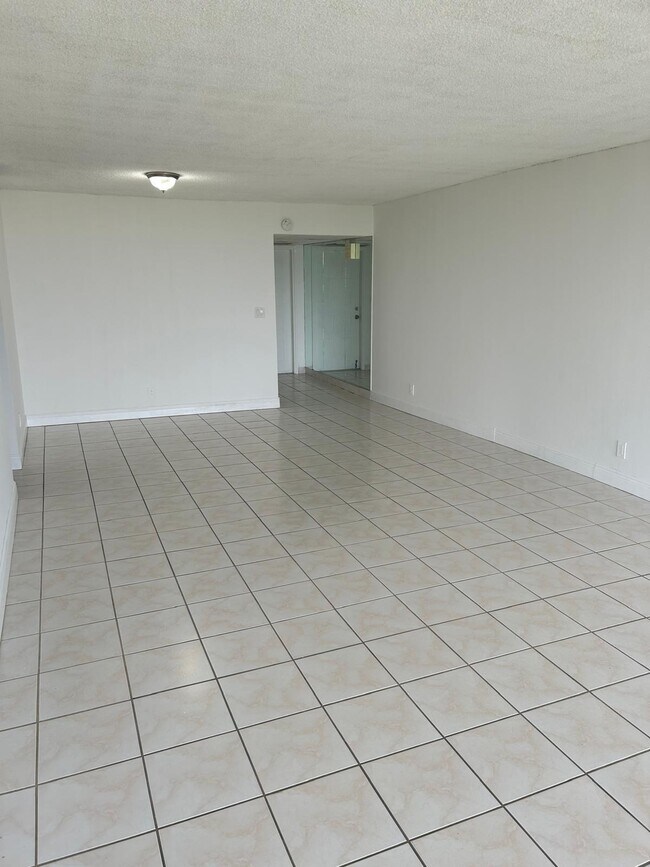Building Photo - 2661 S Course Dr