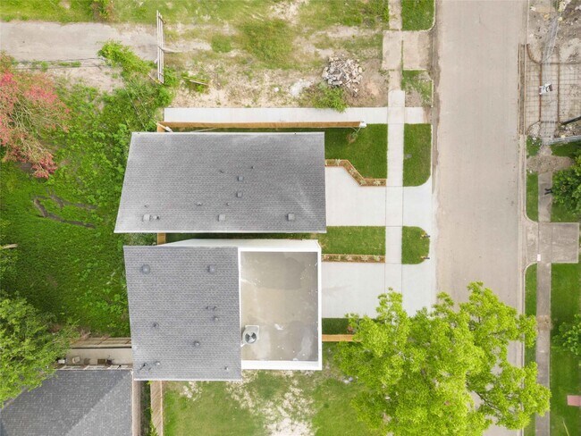 Building Photo - 2115 Dan St