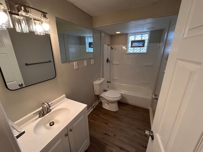 Building Photo - Easy and Breezy on Lakeview **1/2 Off 1st Month's Rent**