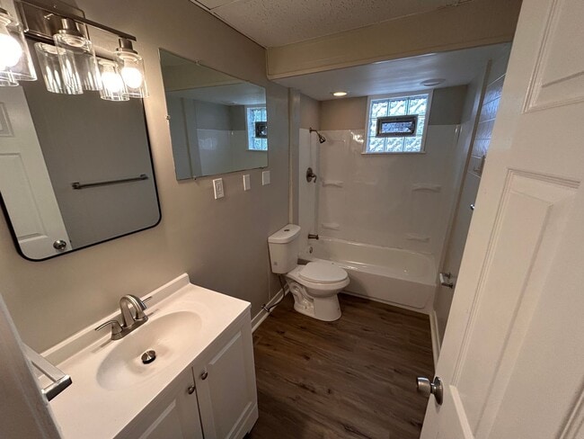 Building Photo - Easy and Breezy on Lakeview