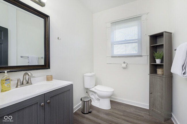 Building Photo - 1432 Sturm Ave