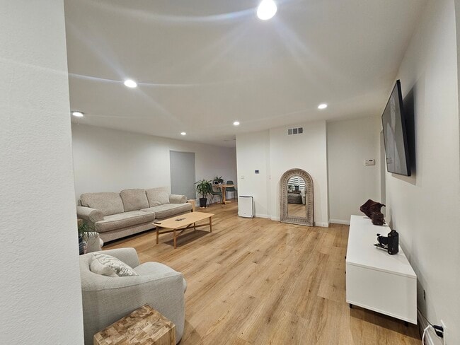 Building Photo - 400 S Flower St