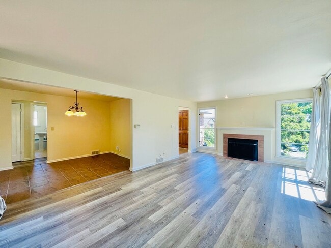 Building Photo - Beautiful Craftsman House in Quiet Queen Anne Neighborhood!