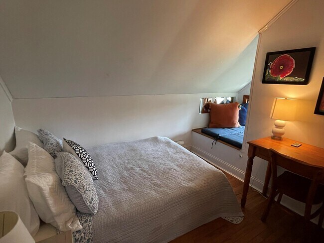 Building Photo - 5650 N Bayview Rd