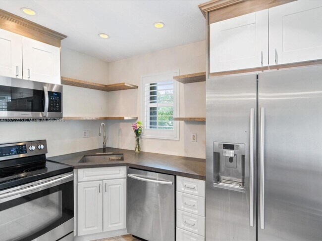 Building Photo - 255 Sunrise Dr