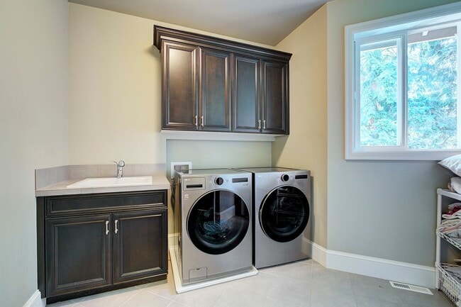 Building Photo - 5Bd/4.5Ba Sammamish Home