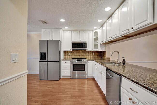 Building Photo - 635 Northshore Dr