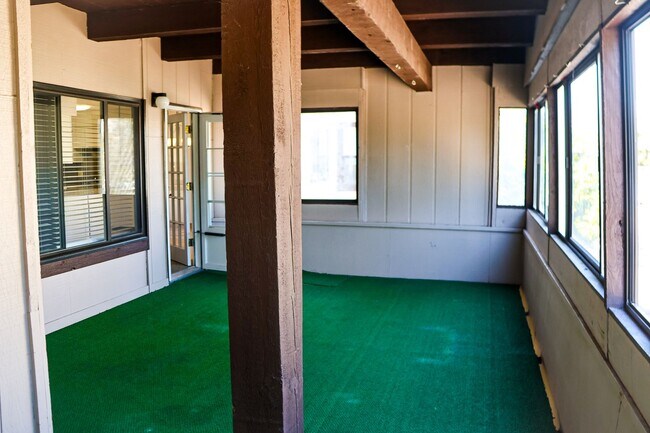 Building Photo - 3 Bedroom Rockrimmon Condo, NO DEPOSIT AND...