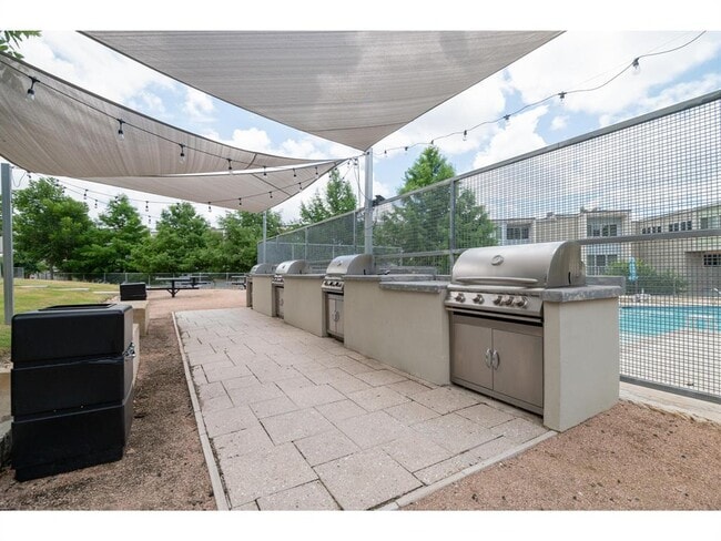Building Photo - 604 N Bluff Dr