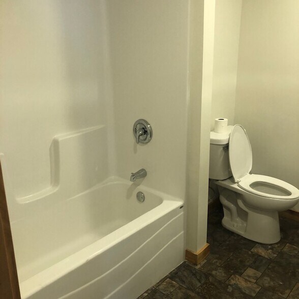 Full shower/tub combo - 100 Monroe Ave
