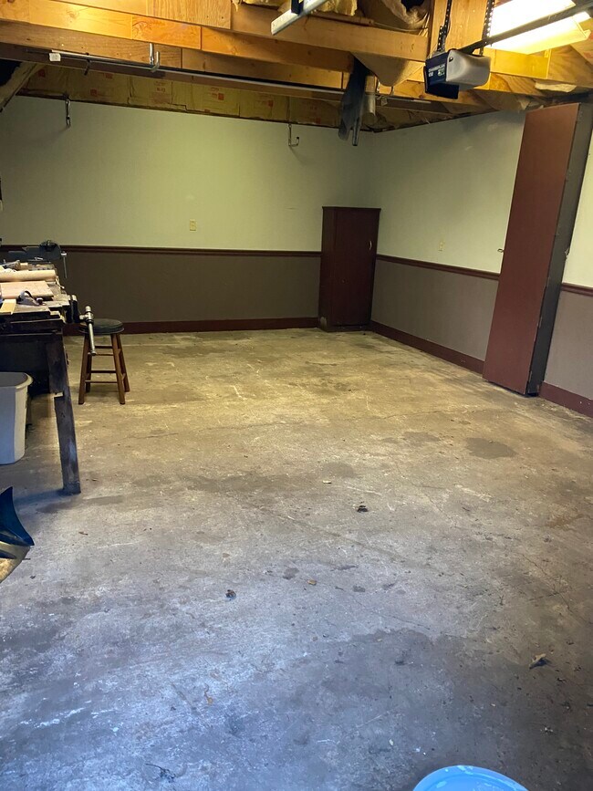 WORK SHOP 1 1/2 CAR GARAGE - 420 Shoreland Rd